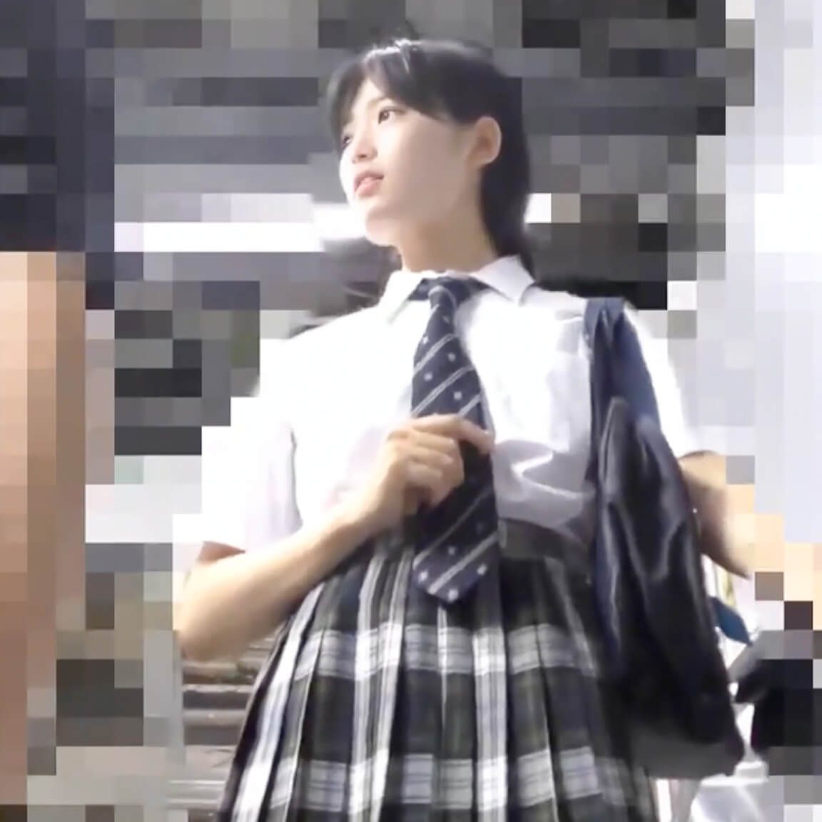 駅構内、紺ネクタイちゃん024｜y024