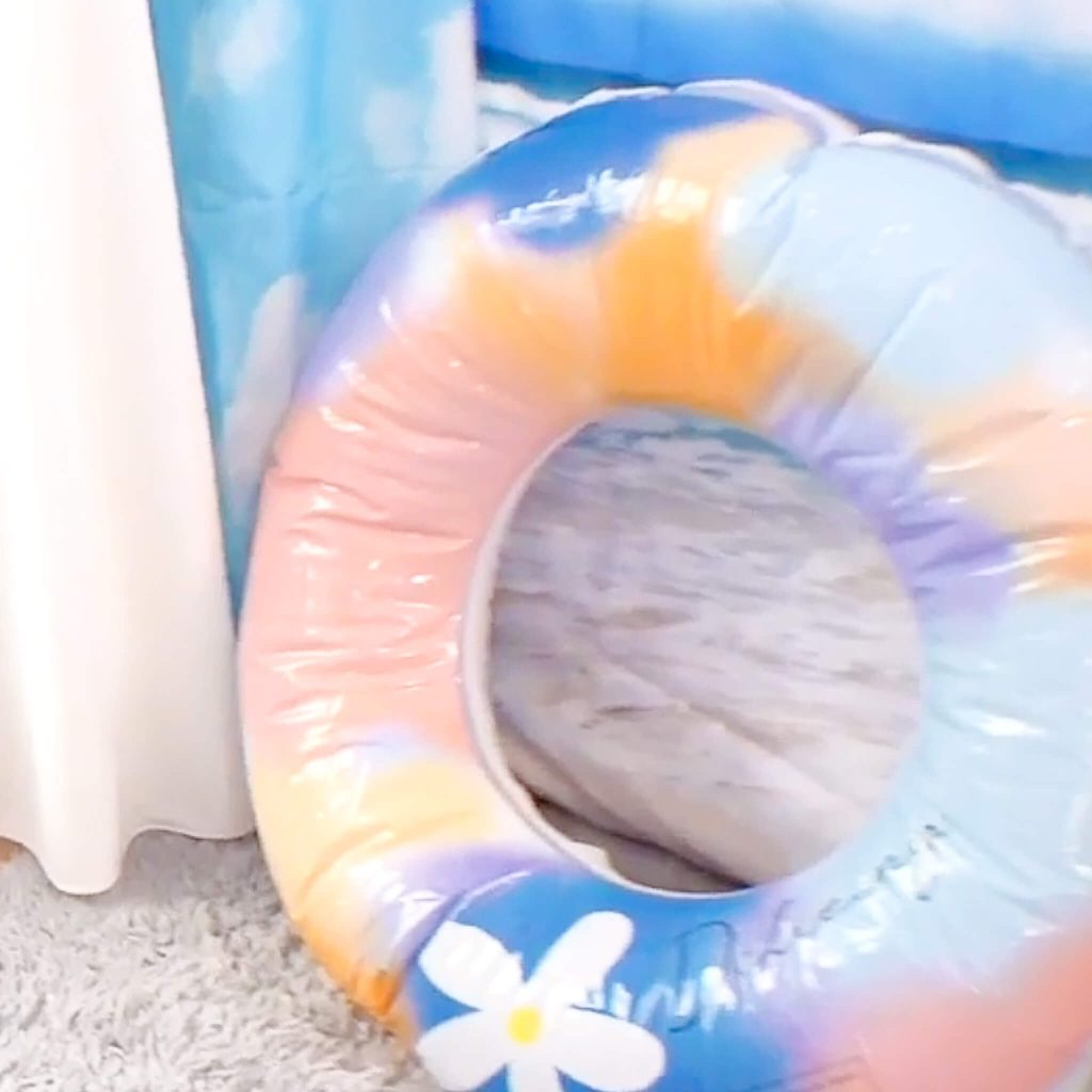 室内の様子　浮き輪　夏