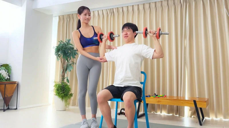 DEAS-058 deas058 椅子に座ってダンベルを持つ男性を補助するトレーナー