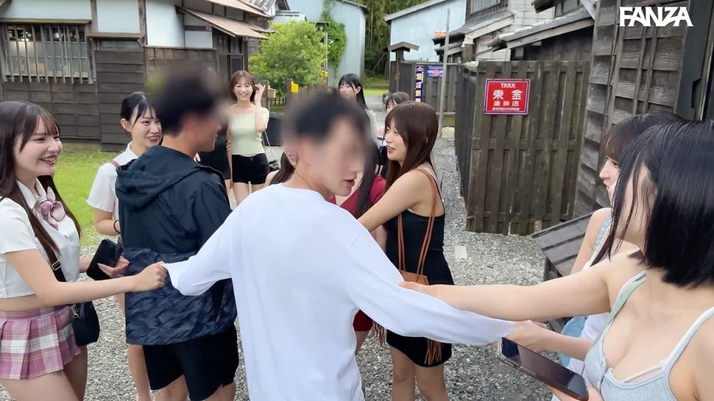 KURE-056 無料サンプル 砂利道で女性たちが集まる場面