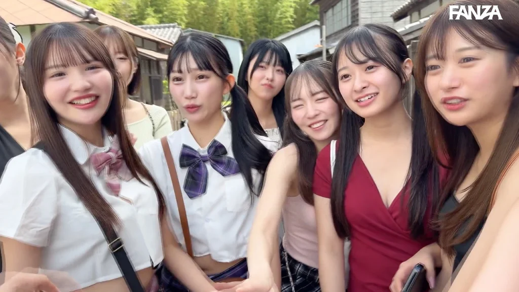 KURE-056 無料サンプル 室内でゆみ&しおりの2人が前に出る場面