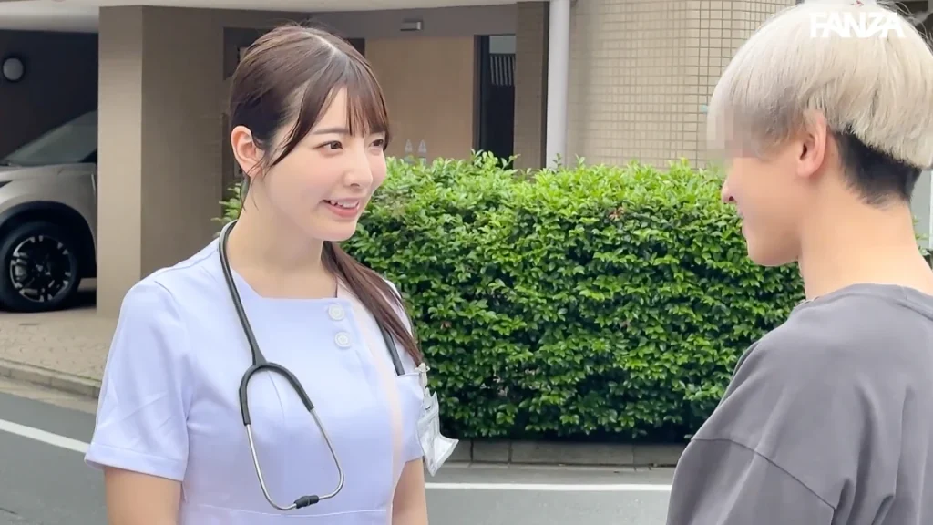 SMJS-355 無料サンプル 屋外で白い制服姿のなおさんがインタビューを受ける場面