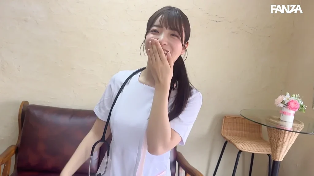 SMJS-355 無料サンプル 室内で白い制服姿のなおさんが笑いながら口元を手で隠す場面
